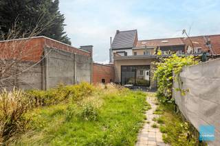 Te koop te Zele!<br />Mooi onderhouden gesloten bebouwing in het centrum.<br />deze woning biedt op het gelijkvloers een inkomhal, leefruimte, volledig geïnstalleerde keuken, berging/wasruimte en badkamer met ligbad.<br />Op de eerste verdieping kan u 2 mooie slaapkamers en een 2de badkamer met douche terugvinden.<br />De zolderruimte is omgebouwd naar een 3de slaapkamer.<br />Buiten kan u genieten van een mooie tuin met tuinhuis. <br />achteraan is een doorgang die leidt naar de straat zodanig dat u niet met de vuilnisbakken/fietsen door de woning moet. <br />Graag een bezoek? Vraag dan nu uw afspraak : 052 52 80 30 - info@goemanvastgoed.be