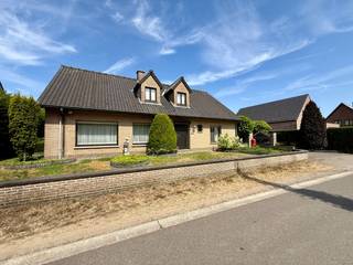 Deze tijdloze villa onderscheidt zich door haar doordachte en praktische indeling. Anno 2001 werd er een grondige totaalrenovatie uitgevoerd.<br /><br />Op het gelijkvloers bevindt zich een ruime inkomhal met gastentoilet, een lichtrijke leef- en eetruimte, een praktische leefkeuken en een wasplaats met douche. Daarnaast is er nog een ruime slaapkamer met ingemaakte kasten, een badkamer en een stijlvol bureau, waardoor gelijkvloers wonen perfect mogelijk is.<br />De verdieping biedt tal van mogelijkheden dankzij haar multifunctionele indeling. Hier vindt u 4 volwaardige slaapkamers, een polyvalente ruimte die naar wens kan worden ingericht (speelkamer, hobbyruimte, extra bureau, ...), en een tweede badkamer.<br /><br />Buiten geniet u van een verzorgde, onderhoudsvriendelijke tuin met een overdekt terras en een sfeervolle vijver.<br /><br />Tot slot beschikt de woning over 2 ruime garages, voorzien van een praktische zolder, wat zorgt voor extra opslagruimte.