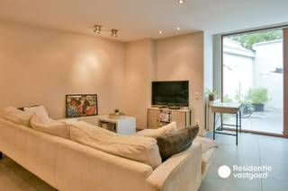 Ontdek dit ruime en lichtrijke appartement in de gezellige Rijselstraat 16 te Torhout. Dankzij de centrale ligging woont u hier op wandelafstand van winkels, openbaar vervoer, horeca en tal van andere voorzieningen.<br /><br />Via de aparte inkom komt u binnen in de nachthal, voorzien van praktische inmaakkasten en een gastentoilet. De bijzonder ruime leefruimte biedt alle comfort voor zowel een gezellige zithoek als een volwaardige eetplaats en sluit naadloos aan op de open, volledig uitgeruste keuken.<br /><br />Verder beschikt het appartement over drie volwaardige slaapkamers, een ruime badkamer met ligbad en lavabo en een handige technische berging.<br /><br />Ook buiten is het aangenaam vertoeven op het zuidoostgerichte privéterras, ideaal om in alle rust van de zon te genieten. Bovendien is er een private en gemeenschappelijke fietsenberging, zodat uw fiets steeds veilig en gemakkelijk kan worden opgeborgen.<br /><br />Een ruim en comfortabel appartement op een uitstekende ligging in het centrum van Torhout! Contacteer ons vandaag nog voor meer informatie of een bezoek ter plaatse!<br /><br />De vermelde prijs is een richtprijs, elk bod hoger of lager dan deze prijs wordt voorgelegd aan de eigenaar die zich het recht voorbehoudt om dit te aanvaarden of te weigeren.<br /><br />Neem voorsprong met een vrijblijvende schatting via:<br />www.residentievastgoed.be/gratisonlineschatten