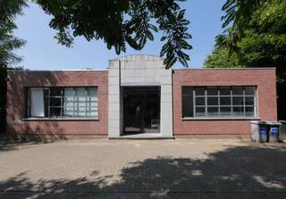 <p>Ontdek dit bijzondere kantoor in het hart van Edegem, ideaal gelegen en omgeven door groene rustieke charme. De uitnodigende voorgevel met grote raampartijen biedt volop natuurlijk licht, wat bijdraagt aan een inspirerende werkomgeving. Deze eigendom is perfect voor ondernemers die op zoek zijn naar een werkplek in een rustige groene omgeving met gemeenschappelijke buitenruimte. Het kantoorgebouw biedt parkeergelegenheid voor het pand. Mis de kans niet om uw bedrijf in deze unieke omgeving te vestigen. De kantoren zijn te huur vanaf 13 m² tot 422 m². Huurprijzen vanaf 650 €/ maand. Huurprijs bij volledige beschikbare oppervlakte van 422 m²: € 4.900/ maand. Huurprijzen zijn excl. nutskosten (elektriciteit en verwarming).</p>