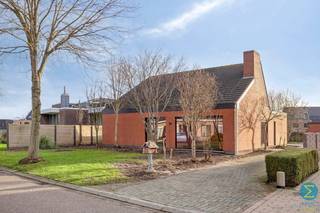 <p><strong>Vrijstaande op te frissen woning met veel potentieel in een rustige woonwijk te Retie</strong></p>
<p>In een mooie en rustige woonwijk te Retie bevindt zich deze vrijstaande woning op een aantrekkelijk perceel. De woning biedt tal van mogelijkheden voor wie op zoek is naar een charmante thuis die nog naar eigen smaak kan worden opgefrist.</p>
<p>Via de inkomhal komt u binnen in de gezellige en lichtrijke woonkamer, waar grote ramen en een houthaard zorgen voor een aangename sfeer. Aansluitend bevindt zich de keuken, die niet alleen in verbinding staat met de leefruimte, maar ook directe toegang biedt tot de tuin en de ruime kelder. Ook een kruipkelder is aanwezig.</p>
<p>Op het gelijkvloers beschikt de woning over drie slaapkamers, een apart gastentoilet en een badkamer voorzien van ligbad, douche, een lavabomeubel met dubbele wastafel en een extra toilet.</p>
<p>Via een houten vlizotrap bereikt u de zolderverdieping, waar eenvoudig twee bijkomende slaapkamers of een polyvalente ruimte kunnen worden ingericht.</p>
<p>De woning wordt omringd door een mooie tuin waar u in alle rust kan genieten. Daarnaast is er een afzonderlijke, ruime garage aanwezig.</p>
<p><strong> </strong><strong>Troeven van deze woning:</strong></p>
<ul>
<li>Vrijstaande woning op een mooi perceel</li>
<li>Rustige en aangename woonomgeving</li>
<li>EPC: 309 kWh/m²</li>
<li>Verwarming op gas via convectoren</li>
<li>Kelder en kruipkelder</li>
<li>Afzonderlijke garage</li>
<li>Geboorde grondwaterput</li>
</ul>
<p>Een woning met karakter, ruimte en vooral veel potentieel op een gegeerde locatie. Ideaal voor wie een thuis wil creëren naar eigen wensen.</p>