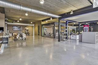 Dit recent gebouw is gelegen nabij de Brugsesteenweg met het Mammoetcenter en de verschillende gekende baanwinkels. De perfecte locatie voor ondernemers die op zoek zijn naar een strategisch gelegen pand met verschillende mogelijkheden. Het gebouw staat op een perceel van ca. 1714m² en biedt de ideale combinatie van commerciële (ca. 1110m²) en residentiële ruimte (ca.300m²). Deze eigendom beschikt over een ruime showroom, perfect voor de presentatie van producten of het ontvangen van klanten. Ideaal voor wie op zoek is naar een locatie met een professionele uitstraling. Naast de showroom is er een ruime magazijnruimte beschikbaar. Handig voor stockage, logistiek of uitbreiding van de commerciële activiteiten.Klanten, leveranciers en bewoners profiteren van de privéparking die voldoende plaats biedt, wat bijdraagt aan het comfort en de toegankelijkheid van de locatie.Het gebouw omvat tevens een woongedeelte, wat ideaal is voor wie werk en privé graag combineert op één locatie. Geniet van een ruim en comfortabel wooncomfort direct bij uw zaak.Bent u op zoek naar bedrijfsvastgoed bestaande uit een bedrijfsgebouw met woonst te koop in Roeselare? Aarzel dan niet om ons te contacteren op het nummer 051 21 22 23.