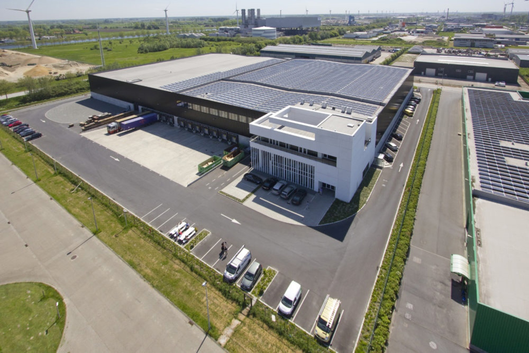 Logistiek bedrijfsgebouw van 14.135m² met 12 loskades - foto 2