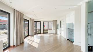 This spacious and light-filled flat, featuring three full-sized bedrooms and one bathroom, is situated in the prestigious New Gallery residence, which enjoys a prime location on Albertstrand and boasts stunning sea views.<br /><br />The spacious living area is bathed in natural light, creating a pleasant, comfortable living environment with the sea as its backdrop. The residence combines style, quality and an exceptional location, within walking distance of the beach, the seafront promenade and the bustling centre of Knokke.<br /><br />For added convenience, there is the option to purchase one or more parking spaces. A secure garage is available for €185,000, a double parking space for €110,000 per space, or a tandem parking space for €140,000.<br /><br />This flat is an excellent opportunity for anyone looking for a high-quality second home by the sea or a stylish permanent residence in one of Knokke’s most sought-after locations.