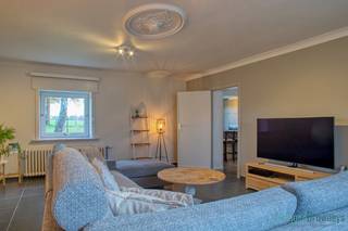Deze voormalige hoeve is gelegen in het landelijke Velzeke met prachtig uitzicht op de Vlaamse Ardennen en heeft binnenin een volledig make-over gekregen. <br />Deze woonst is als volgt opgedeeld: leefkeuken met geïnstalleerde keuken en eethoek, aparte woonkamer, bureel, bezoekerstoilet en ingerichte badkamer. Achteraan gelegen overdekt terras en tuin. Ruime oprijlaan met parkeermogelijkheid, buitenberging en garage.  Bovenverdieping omvat overloop en 3 ruime slaapkamers (tussen de 16 en 28m²).<br /><br />Voor een bezoek ter plaatse bel het kantoor op het nummer 055/59 50 10 of email stefanie@vastgoedbrowaeys.be