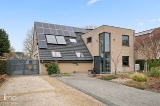 Deze energiezuinige woning van ca. 250 m² is gelegen op een perceel van ca 13a, in een rustige straat met open zicht op agrarisch gebied, wat...