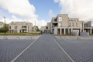 <p><strong>Casco handelspand (99 m²) op toplocatie in Ravels – Project Bloemenhof</strong></p>
<p>Bent u op zoek naar een commercieel interessant pand op een zichtbare en centrale ligging? Ontdek deze casco handelsruimte in het stijlvolle nieuwbouwproject Bloemenhof, gelegen in het hart van Ravels.</p>
<p><strong><span>Handelsruimte D.0.6 bevindt zich op het gelijkvloers in gebouw A en heeft een oppervlakte van 99 m². Het beschikt over een privé terras van 9m².</span></strong> Dankzij de casco oplevering geniet u van volledige vrijheid om de inrichting en afwerking volledig af te stemmen op uw eigen concept en noden.</p>
<p>De ligging is een absolute troef: centraal in Ravels en recht tegenover het cultureel centrum, wat zorgt voor een constante passage en uitstekende visibiliteit. Bovendien bevindt zich vlakbij een ruime publieke parking, wat het pand extra toegankelijk maakt voor klanten en bezoekers.</p>
<p>Als extra pluspunt beschikt het handelspand over een privatief terras van 8 m² – ideaal voor extra commerciële invulling of een aangename buitenruimte.</p>
<p>Kortom, een uitstekende opportuniteit voor ondernemers of investeerders die willen inzetten op een strategisch gelegen handelspand met veel potentieel.</p>
<p><strong>Wil u graag meer weten over dit project?<br /></strong>Wij helpen u graag verder tijdens een afspraak op ons kantoor.<br /><br /><span>Ga naar “NIEUWBOUW” op www.vansweevelt.be voor een overzicht van alle beschikbare eenheden in onze nieuwbouwprojecten.</span></p>
<p>Dit is geen aanbod maar een onderhandelingsvoorstel. Alle informatie onder voorbehoud van materiële vergissingen en/of wijzigingen.</p>