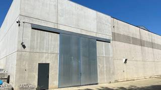 Dit magazijn van 350m² beschikt over een aparte ingang en is volledig afgesloten. Mogelijkheid om te combineren met andere magazijnen.Er is een...