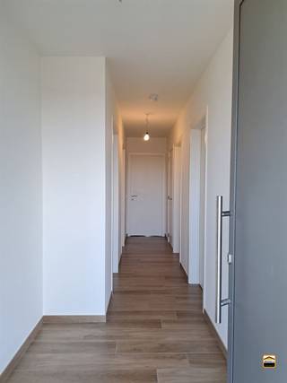 <p><span>RECENT, ENERGIEZUINIG APPARTEMENT in het centrum van Borgloon.</span><span><br /><br />De huurprijs is </span><span>inclusief</span><span> ondergrondse autostaanplaats.<br />Verder is er voldoende parkeergelegenheid rondom het gebouw.</span><span><br /></span><span><br /></span><span>Dit appartement is gelegen in een rustig binnengebied in het centrum van Borgloon.<br />Op wandelafstand beschikt men over alle voorzieningen.<br /><br /></span><span>Rechts naast de toegangsweg werd door </span><span>Limburg.net</span><span> een “rest- en pmd afvalcontainer” <br />geplaatst, exclusief voor de bewoners van deze appartementen.</span><span><br /><br /></span><span>Het is een open, moderne architectuur waarbij elk appartement een eigen buitendeur heeft <br />vanaf de passerelle.</span><span><br /></span><span><br />Verder treft men volgende ruimtes in de woning:</span><span><br />inkomhal met vestiaire ruimte - slaapkamer 1 - slaapkamer 2 - toilet - badkamer - berging <br />leefruimte met keuken-gedeelte en aansluitend een aangenaam terras.<br /><br />De keuken werd voorzien van volgende toestellen: koelkast, oven, afwasmachine<br /> keramische kookplaat met dampkap.<br /><br />De zeer ruime badkamer werd voorzien van een inloopdouche alsook van<br />een dubbele lavabo met meubel.<br /><br />Er is een lift aanwezig in het gebouw.<br /><br /></span><span>Algemene informatie</span><span><br />Huurprijs: 850 euro/maand<br />Algemene onkosten: 60 euro/maand <br />EPC-waarde: 51 kWh/m²<br />Vrij vanaf: 15 augustus 2026<br />huisdieren: </span><span>enkel toegelaten mits voorafgaande schriftelijke toestemming van de verhuurder</span></p>