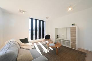 Dit instapklare appartement van 112 m² bevindt zich op de eerste verdieping van een kleinschalige residentie in Melle. Het appartement geniet van een uitstekende ligging, met diverse voorzieningen op wandelafstand. Bovendien zorgen de vlotte verbindingen met de R4, E17 en E40 voor een uitstekende bereikbaarheid. <br /><br />Bij het betreden van het appartement komt u terecht in de inkomhal met toilet. Aansluitend bevindt zich de badkamer met dubbele lavabo en regendouche. Naast de badkamer bevinden zich twee volwaardige slaapkamers, die beide toegang bieden tot het ruime terras van maar liefst 21 m², met zicht op het groen.<br /><br />De open keuken met praktische berging sluit naadloos aan op de ruime eet- en leefruimte. De eetruimte beschikt over grote raampartijen, waardoor u geniet van een overvloed aan natuurlijk licht. Het appartement is zeer goed onderhouden en verkeert in uitstekende staat. Daarnaast is er een geïntegreerd domoticasysteem voor de verlichting voorzien. <br /><br />Tot slot dient bij dit appartement een bovengrondse autostaanplaats te worden aangekocht, die zich voor het appartement bevindt (€ 21.000).<br /><br />Nieuwsgierig naar dit instapklare appartement in Melle? Maak vrijblijvend een afspraak via jens@landbergh.be of 09 225 25 24.