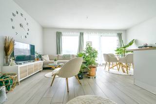 Welkom in de <strong>Nieuwe Kouterstraat 51</strong> te Bornem! 🙂<br /><br />Hier staat alvast een leuk appartement op jou te wachten want de ligging is TOP! <strong>Su-per centraal gelegen</strong> bij vele winkels en dichtbij het station en openbaar vervoer.<br /><br />Het appartement is gelegen op de <strong>eerste verdieping.</strong><br /><br />Eenmaal aangekomen in de inkomhal, zien we meteen 2 deuren die ons tot in de slaapkamers brengen.<br /><br />Verder beschik je ook over een propere badkamer met ligbad en een apart gastentoilet.<br /><br />De wasjes en de plasjes, die kan je doen in de <strong>berging</strong> en als dit alles gedaan is, kan je languit genieten van een avondje film in de <strong>gezellige woonkamer met open keuken</strong>. Een lekker drankje erbij, en je avond kan niet meer stuk.<br /><br />En de dag nadien, geniet je des te meer van je ontbijt op jouw <strong>eigen terras.</strong><br /><br />En heb je nog wat nood aan wat meer opbergruimte, dan is de <strong>kelderberging</strong> ideaal. Onze wagen parkeren we onder de <strong>privatieve carport</strong>. Nooit nog zoeken naar parkeerplaats! 😉<br /><br />Weetje: Er is geen Syndicus aanwezig en de gemeenschappelijke last bedraagt ongeveer €50/maand.<br /><br />Een bezoekje? 0800 29 303. Onze enthousiaste medewerkers helpen u graag verder.<br /> 
