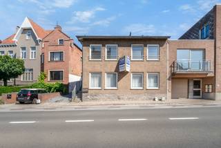 Op een uitstekende ligging langs de Kasteelstraat in Tielt, op wandel- en fietsafstand van het bruisende stadscentrum en met een vlotte verbinding richting Meulebeke, bieden wij deze twee ruime en identieke appartementen aan. De Kasteelstraat is een gekende invalsweg met een mix van residentiële bebouwing en kleinschalige appartementsgebouwen, waardoor deze locatie bijzonder aantrekkelijk is voor zowel eigen bewoning als verhuur. Bovendien bevinden winkels, scholen, openbaar vervoer, horeca en andere dagelijkse voorzieningen zich in de onmiddellijke omgeving.<br /><br />Beide appartementen beschikken over een doordachte indeling met een lichtrijke leefruimte, een afzonderlijke keuken, twee volwaardige slaapkamers, een badkamer, een apart toilet en een praktische berging. Dankzij de ruime oppervlaktes en de gunstige ligging vormen deze appartementen een uitstekende en toekomstgerichte vastgoedinvestering.<br /><br />Het gelijkvloerse appartement is momenteel verhuurd en biedt meteen een stabiele huuropbrengst. Daarnaast geniet dit appartement van een ruim zonneterras, een afzonderlijke dubbele garage, een private autostaanplaats en een extra berging.<br /><br />Het appartement op de eerste verdieping is identiek qua indeling en oppervlakte en staat momenteel leeg, waardoor de nieuwe eigenaar vrij kan kiezen tussen onmiddellijke eigen bewoning of een nieuwe verhuur aan markthuur. Ook dit appartement beschikt over een private parkeerplaats en een afzonderlijke berging.<br /><br />Troeven:<br /><br />Twee ruime appartementen met identieke indeling.<br />Telkens twee volwaardige slaapkamers.<br />Ideaal als investering of voor eigen bewoning.<br />Gelijkvloers reeds verhuurd met onmiddellijke huuropbrengst.<br />Eerste verdieping onmiddellijk beschikbaar.<br />Ruim terras bij het gelijkvloers appartement.<br />Dubbele garage bij het gelijkvloers appartement.<br />Private parkeerplaatsen en afzonderlijke bergingen.<br />Centrale ligging nabij het centrum van Tielt en alle voorzieningen.<br /><br />Vraagprijzen:<br /><br />Gelijkvloers appartement: € 239.000<br />Appartement eerste verdieping: € 209.000<br /><br />EPC:<br /><br />Appartement gelijkvloers: 294 kWh/m²/jaar (Label C)<br />Appartement eerste verdieping: 283 kWh/m²/jaar (Label C)<br /><br />Bent u op zoek naar een zorgeloze investering met onmiddellijk rendement of een ruim appartement op een centrale ligging in Tielt? Contacteer ons vandaag nog voor meer informatie of plan vrijblijvend uw bezoek ter plaatse.