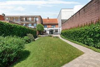 Zoekt u een ruime (gezins)woning op een zeer gunstige, centrale en praktische locatie? Deze woning heeft 3 grote slaapkamers, een grote tuin, is...