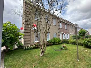 <strong>Woning met 5 kamers te koop.<br /><br />Indeling:</strong><br />Op de gelijkvloers heeft u de inkomhal met gastentoilet, living met zicht op de tuin, keuken en kelder.<br />Op het eerste verdiep bevindt zicht 3 kamers + ruime badkamer.<br />Op het tweede verdiep is er dan nog een grote slaapkamer + extra kamer die kan dienen als dressing (2e verdiep is volledig opgefrist) <br /><br /><strong>Troeven:</strong>
<ul><li>vernieuwde keuken </li><li>garage</li><li>5 slaapkamers</li><li>living met zicht op de tuin</li><li>elektriciteit conform</li></ul>
Dit is een vanafprijs