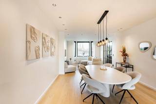 <div>Verhuizen zonder zorgen en besparen op energie? Deze instapklare woning met <strong>EPC A </strong>en een bewoonbare oppervlakte van maar liefst 235 m² combineert <strong>ruimte, comfort en energiezuinig</strong> wonen op een uitstekende locatie.<br /><br /></div>
<div>De woning werd <strong>volledig gerenoveerd in 2021</strong> en is afgewerkt met <strong>kwalitatieve materialen</strong> en hedendaags wooncomfort. Dankzij zonnepanelen, vloerverwarming en een <strong>uitstekende energiescore</strong> geniet deze woning van lage energiekosten en een aangenaam binnenklimaat.<br /><br /></div>
<div><b>Gelijkvloers</b></div>
<ul>
<li>Ruime inkomhal met gastentoilet</li>
<li>Lichtrijke leefruimte met warme parketvloer</li>
<li>Moderne, volledig uitgeruste keuken</li>
<li>Grote raampartijen met directe connectie naar de tuin</li>
<li>Praktische berging van ca. 9 m²</li>
</ul>
<div><b>Eerste verdieping</b></div>
<ul>
<li>Twee ruime slaapkamers van ca. 17 m²</li>
<li>Comfortabele badkamer met:</li>
<ul>
<li>dubbele lavabo</li>
<li>douche</li>
<li>ligbad</li>
</ul>
</ul>
<div><b>Zolderverdieping</b></div>
<ul>
<li>Volwaardige verdieping van ca. 39 m²</li>
<li>Ingebouwde dressing</li>
<li>Mogelijkheid tot extra slaapkamers, bureau of speelruimte</li>
</ul>
<div><b>Kelder</b></div>
<ul>
<li>Droge kelder van ca. 25 m²</li>
<li>Ideaal als stockage- of hobbyruimte</li>
</ul>
<div><b>Tuin</b></div>
<ul>
<li>Zuidgerichte tuin met veel privacy</li>
<li>Ruim terras voor gezellige momenten met familie en vrienden</li>
<li>Volop zon en aangename buitenruimte</li>
<li>Twee privatieve staanplaatsen voor de woning</li>
</ul>
<div><b>Extra troeven</b></div>
<ul>
<li>
<div>235 m² bewoonbare oppervlakte</div>
</li>
<li>
<div>EPC A – energiezuinig wonen</div>
</li>
<li>
<div>Zonnepanelen</div>
</li>
<li>
<div>Vloerverwarming op het gelijkvloers</div>
</li>
<li>Regenwaterput van 5.000 L</li>
<li>Niet gelegen in overstromingsgevoelig gebied</li>
<li>Instapklaar zonder renovatiestress</li>
<li>Zuidgerichte tuin</li>
</ul>
<div><b> </b></div>
<div>Een ideale gezinswoning voor wie op zoek is naar ruimte, licht, comfort en energiezuinigheid in een instapklare setting.<br /><br />Interesse? Bel naar 0485 74 76 69 of mail naar sadekimani@icloud.com</div>