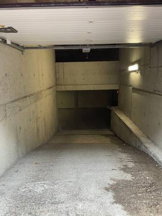 Vlot in te rijden parkeerplaats. Deze bevindt zich in de kelderverdieping -1 van een residentie die vlakbij de kerk en op  200m van de Zeedijk thv...