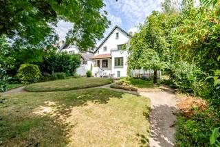 <p>Karaktervolle open bebouwing in Grimbergen met ruime volumes en grote tuin.</p><p><br /></p><p>Deze woning uit 1928 combineert authentieke art déco-elementen met een lichte opfrissing en een aangename woonbeleving in een residentiële en groene omgeving van Grimbergen. Originele details zoals de gebeitsde houten deuren, rustieke parketvloeren, de Bourgondische wandhaard met open haard en de originele toegangspoort geven deze woning een unieke uitstraling. De open bebouwing beschikt over royale leefruimtes, vijf slaapkamers, een volledig onderkelderde verdieping met wasplaats, wijnkelder en extra opslagruimte, én een garage. Het grote perceel is verdeeld in een charmante groentetuin en een parktuin, ideaal voor wie houdt van rust, groen en buitenleven. Dankzij de ligging nabij scholen, speelterreinen, openbaar zwembad, openbaar vervoer en belangrijke invalswegen geniet u hier van een uitstekende bereikbaarheid.</p><p><br /></p><p>Belangrijkste ruimtes:</p><p>• Inkomhal (22,4 m²) met authentiek karakter en stijlvolle ontvangst</p><p>• Woonkamer met rustieke parketvloer en open haard</p><p>• Eetkamer (26,3 m²) met aangename lichtinval</p><p>• Keuken (15,5 m²) met directe connectie naar de leefruimtes</p><p>• 5 slaapkamers, waaronder een ruime slaapkamer van 21,1 m²</p><p>• Badkamer met praktische indeling</p><p>• Volledig onderkelderde verdieping (72 m²) met wasplaats, wijnkelder en extra bergruimte</p><p>• Garage en extra parkeermogelijkheden</p><p>• Terras en grote tuin met groentetuin en parktuin</p><p><br /></p><p>Troeven:</p><p>• Authentieke woning uit 1928 met art déco-elementen en originele elementen</p><p>• Ruime volumes, volledig onderkelderd en voorzien van garage</p><p>• Groot perceel met unieke architectuur, groentetuin en parktuin</p><p><br /></p><p>Neem vandaag nog</p>