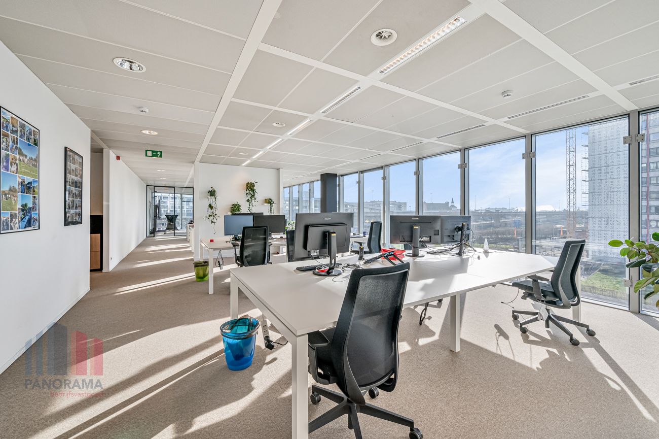 1.005 m² ready-to-use offices on absolutely prime location near Ghent city centre - photo 1
