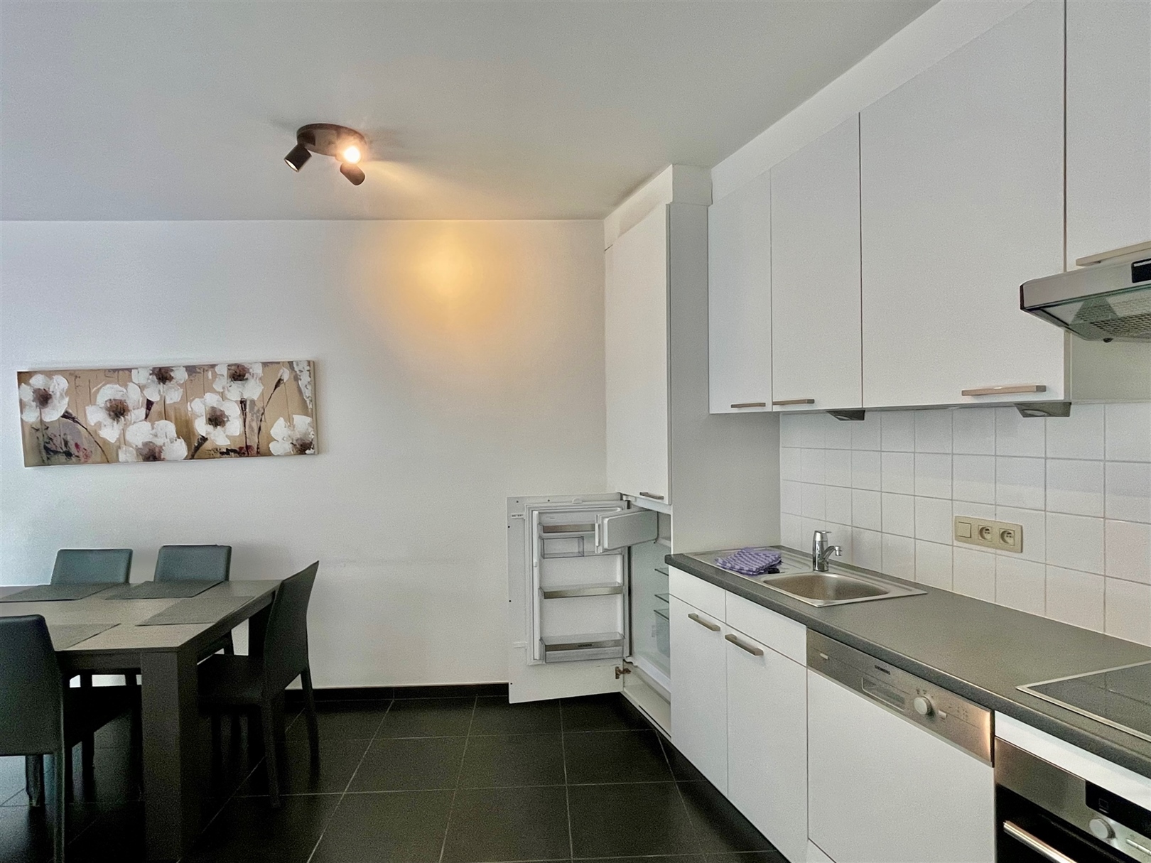 Recent gemeubeld 1K-appt op derde verdiep met terras! - foto 5