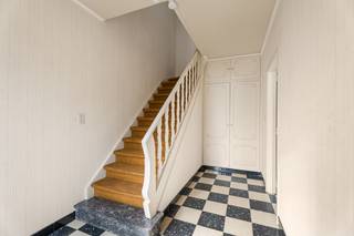 <p><strong>Bezoekdag op afspraak</strong></p><p>Bent u op zoek naar een charmante woning op een werkelijke toplocatie in het schilderachtige en unieke Machelen-aan-de-Leie? Altro Vastgoed biedt u deze karaktervolle halfopen bebouwing aan die een unieke kans vormt voor wie droomt van een woning met een ziel op een uiterst begeerde plek.</p><p>Deze solide gezinswoning is door de jaren heen met veel liefde onderhouden en heeft haar authentieke karakter prachtig bewaard. Dit biedt u de perfecte basis om het pand volledig naar eigen smaak en moderne normen te transformeren. De gelijkvloerse verdieping beschikt over een ruime leefruimte met een aansluitende keukenruimte. Achteraan de woning bevinden zich de typische bergingen die uitstekende mogelijkheden bieden om te worden omgevormd tot een extra lichtrijke leefruimte met een prachtig zicht op de tuin.</p><p>Op de eerste verdieping bevinden zich twee zeer royale slaapkamers en een derde kamer die ideaal kan dienen als bureau of kinderkamer. Via de nachthal bereikt u met een uitschuifbare trap de grote zolder, een indrukwekkende ruimte die nog volledig naar eigen wens kan worden ingericht.</p><p>De tuin is een absolute troef met een prachtig zicht op het Machelse groen. Dankzij het halfopen karakter van de woning is het perceel bovendien zeer gemakkelijk bereikbaar vanaf de straatzijde. Dit is een ideaal project voor wie creatief wil verbouwen in een van de mooiste dorpen van de regio.</p><p>Contacteer uw vastgoedmakelaar Leen op 0478/69.84.34 of mail naar Leen@altro-vastgoed.be voor meer informatie of een bezoek.</p>