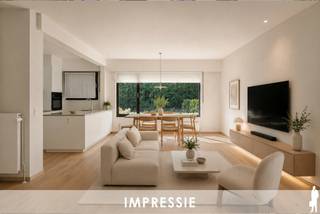 Gelijkvloers appartement van ca. 110m² met 2 slaapkamers, garagebox en gezellige tuin - volledig gerenoveerd in 2023<br /><br />Op een aangename en groene locatie, op wandelafstand van het centrum, bevindt zich dit gelijkvloers appartement met 2 slaapkamers, een gezellige tuin en een private garagebox. Het appartement maakt deel uit van een kleinschalig gebouw uit 1988 en werd doorheen de jaren mooi vernieuwd, met onder meer een hedendaagse keuken en badkamer.<br /><br />Indeling: <br /><br />Ruime inkomhal met gastentoilet en praktische berging. <br />Lichte leefruimte (ca. 39m²) met open keuken, volledig vernieuwd en voorzien van Siemens toestellen. <br />2 volwaardige slaapkamers (ca. 15m² en ca. 11m²). Vernieuwde badkamer met inloopdouche. <br />Gezellige tuin met terras<br /><br />Via een poortje in de tuin is er bovendien een rechtstreekse toegang tot de garagebox, wat zorgt voor extra comfort.<br /><br />Algemeen:<br /><br />Garagebox met laadpaal <br />Lage gemeenschappelijke kosten: ca. € 75/maand<br />Groene en aangename woonomgeving<br />Centrum op wandelafstand<br />CV op aardgas, via radiatoren<br />Rolluiken<br />Buitenkraantje aan het terras<br />Conforme elektriciteitskeuring<br />C label <br /><br />Een instapklaar appartement dat comfort, een fijne buitenruimte en een gunstige ligging op een mooie manier combineert.