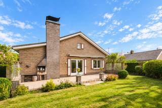 <p>LIGGING<br /><br />Ontdek deze <strong>te renoveren bungalow in de Luchthavenlaan te Sint-Denijs-Westrem</strong>, gelegen in een residentiële woonomgeving. Op wandelafstand bevindt zich het centrum van Sint-Denijs-Westrem met gezellige horeca, winkels en dagelijkse voorzieningen langs de Kortrijksesteenweg.<br /><br />Ook op vlak van bereikbaarheid is de ligging bijzonder interessant. Het centrum van Gent, scholen, winkels en openbaar vervoer bevinden zich vlakbij. Via de Kortrijksesteenweg bereikt u vlot de opritten van de <strong>E40, E17 en R4</strong>.<br /><br />Voor wie graag in het groen vertoeft, liggen het <strong>Duddegembosje en Borluutpark</strong> vlakbij. <strong>Mobiscore: 8,5/10.<br /><br /></strong>INDELING<br /><br />Deze <strong>te renoveren bungalow</strong> is gelegen op een ruim perceel van <strong>892 m²</strong> en beschikt over een totale bruikbare vloeroppervlakte van <strong>174 m²</strong>. De woning biedt een solide basis om volledig naar eigen smaak en woonwensen te renoveren.<br /><br />Via de ruime inkomhal komt u in de <strong>lichtrijke leefruimte</strong> met houten plankenvloer en open haard. Aansluitend bevindt zich de afgesloten keuken.<br /><br />De <strong>zuidwestgerichte tuin</strong> vormt een aangename troef. Het ruime terras zorgt voor een mooie verbinding tussen woning en tuin.<br /><br />Verder beschikt de woning over <strong>drie slaapkamers, een badkamer, apart toilet en een inpandige garage</strong>.<br /><br />Een droge kelder en ruime zolderverdieping bieden bijkomende bergruimte en mogelijkheden tot verdere inrichting.<br /><br /><strong>Renovatieplicht: ja<br /><br /></strong>TROEVEN</p>
<ul>
<li><strong>Te renoveren bungalow</strong> in een residentiële buurt van Sint-Denijs-Westrem</li>
<li>Zuidwestgerichte tuin</li>
<li>Inpandige garage en verschillende parkeermogelijkheden</li>
</ul>
<p><strong>Een interessante renovatiekans voor wie op zoek is naar een woning met ruimte en een mooie tuin in Sint-Denijs-Westrem.<br /><br /></strong>Mis deze opportuniteit niet! Contacteer Bram voor meer info en/of een bezoek: <strong>0471 76 90 50<br /><br /></strong><em>(Sted. inl. in aanvraag)</em></p>
