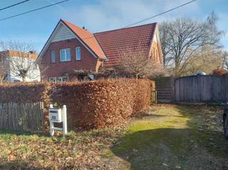 Charmante ruime woning op grote grond van 9 are 74 centiare. De woning heeft een gunstig EPC 'C'.Indeling: inkom, ruime keuken, gezellige living,...