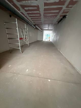 Dit commercieel gelijkvloers (ca. 101 m²) is uitstekend gelegen in de Kattestraat, vlakbij tal van bekende en drukbezochte handelszaken zoals Fnac, HEMA, Flying Tiger, Friends en nog vele andere winkels en horecazaken. Het pand werd door de eigenaars volledig vernieuwd en wordt momenteel nog verder afgewerkt met het oog op optimaal modern comfort en een kwalitatieve uitstraling. Zo wordt het pand nog voorzien van onder meer nieuwe vloeren, plafondtegels, airconditioning, een warmtepomp en andere hedendaagse technieken. Dankzij de centrale ligging en de moderne afwerking biedt dit handelspand een uitstekende opportuniteit voor diverse commerciële activiteiten. De maandelijkse huurprijs bedraagt € 2.200, waarbij de onroerende voorheffing ten laste van de huurder is. Een bijzonder interessante locatie voor ondernemers die op zoek zijn naar een modern en kwalitatief handelspand op een centrale en commercieel aantrekkelijke ligging. Bergruimte en terras aanwezig. Beschikbaar: korte termijn. EPC LABEL A. 