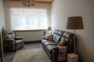 <p>Te huur: gesloten bebouwing in Mechelen met 2 slaapkamers en garage</p><p><br /></p><p>Let op: deze woning komt pas vrij op 01/11/2026</p><p><br /></p><p>Deze woning combineert een praktische indeling met een aangename ligging aan de stadsrand van Mechelen. De woning beschikt over 2 grote slaapkamers, een ruime keuken en een garage, ideaal voor wie comfortabel wil wonen met extra bergruimte of parkeermogelijkheid. Dankzij de vlotte verbindingen en de nabijheid van openbaar vervoer geniet u hier van een goede bereikbaarheid. Bovendien zorgt het EPC-label C voor een degelijke energieprestatie. Een interessante opportuniteit voor wie een huis wil huren in Mechelen.</p><p><br /></p><p>Belangrijkste ruimtes</p><p>• Living met aangename leefruimte en veel mogelijkheden</p><p>• Ruime keuken met plaats voor een eethoek</p><p>• Badkamer functioneel ingericht</p><p>• 2 grote slaapkamers met comfortabele indeling</p><p>• Berging voor extra opslagruimte</p><p>• Terras en koer, ideaal om buiten te genieten</p><p>• Garage met praktische parkeermogelijkheid</p><p><br /></p><p>Troeven</p><p>• 2 grote slaapkamers</p><p>• Garage inbegrepen</p><p>• Ruime keuken</p><p>• Topligging</p><p><br /></p><p><strong>Interesse?</strong></p><p>Klik op de knop &quot;neem contact op&quot;, daarna ontvangt u een mail. Gelieve de stappen in deze mail te volgen om u kandidaat te stellen.</p><p><br /></p><p>JOUW DROOMHUIS. ZO GEVONDEN!</p>