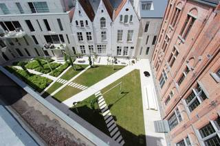 Altijd willen genieten van het prachtige Mechelen en wonen op een buitengewone locatie?Deze prachtige duplex loft te huur in Mechelen is zeer stijlvol ingericht met authentieke elementen en afgewerkt met kwaliteitsvolle materialen.Indeling:Gelegen op de 3de verdieping:- mooie leefruimte met parket en gashaard- luxe keuken met alle voorzieningen en ingebouwde Tv- aansluitende ruim privé terras van 30m² groot- apart toilet- bergruimte met alle voorzieningen voor was en droogkastvia de open trap kom je op de bovenste verdieping- 3 slaapkamers, waarvan 1 masterbedroom met terras- ruime badkamer in Engelse stijl met losstaand bad en aparte douche- maandelijkse gemeenschappelijke kosten zijn € 250 (provisie)Wat een luxe en dit op een toplocatie met zicht op de Sint-Romboutstoren!In 2018 werd een airco geplaatst in de leefruimte en de masterbedroom.Het gebouw is voorzien van een lift en 2 traphalen.Bij de huurprijs is een openstaanplaats voorzien in de garage van dit gebouw. Deze is toegankelijk met een badge systeem. De binnentuin is een oase van rust.Wil je een bezoek inplannen en dit gezellig appartement zelf ontdekken? Aarzel dan niet om een bezoekaanvraag in te dienen via Dewaele.com via de daar voorziene rode balk.