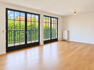 Deze ruime en lichtrijke studio verwelkomt u met een aangename leefruimte, voorzien van grote raampartijen die zorgen voor een overvloed aan natuurlijk licht en rechtstreeks toegang bieden tot het ruime terras.<br /><br />De open, geïnstalleerde keuken sluit mooi aan op de leefruimte en zorgt voor een praktisch en open geheel.<br />Verder beschikt de studio over een badkamer met ligbad met douchesproeier en een toilet.<br />Ook is er een handige technische berging die extra opbergruimte biedt.<br /><br />Het ruime terras vormt een absolute troef en biedt een heerlijke plek om in alle rust van de omgeving te genieten.<br /><br />Pluspunten:<br />+ Fietsenstalling op de gelijkvloerse verdieping<br />+ Rustig gelegen doch vlakbij het centrum van Boechout!<br />+ Staanplaats & berging mee te huren<br />+ Aangenaam terras<br /><br />Interesse in deze topstudio? Contacteer ons op 03 337 50 70 of via quinten@vbvastgoed.be