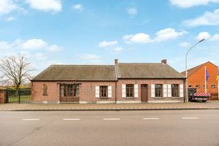 Met gepaste trots verkopen wij de "Lindehoeve" in de dorpskern van Zoersel: karaktervol horecapand met mooie tuin op een perceel van 758m². Dit charmante pand is vrij van brouwer en is onmiddellijk beschikbaar voor enthousiaste ondernemers! Een gezellige brasserie, café of restaurant of een praktijkruimte met mogelijkheid tot woonst, dit alles is mogelijk! <br />Deze authentieke langgevelhoeve is goed onderhouden, beschikt over energielabel B en de elektriciteit is conform. Maak snel een afspraak en kom kijken wat dit unieke pand te bieden heeft!