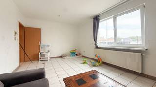 <p>Wie graag in Zolder woont en tegelijk wil genieten van een uitstekende bereikbaarheid, vindt in de Meylandtlaan 109/11 een ideale thuis. Dit instapklare appartement beschikt over maar liefst 110 m² bewoonbare oppervlakte, twee ruime slaapkamers en een aangename, lichtrijke leefruimte.<br /><br /><span></span></p>
<p>Via de traphal bereiken we de eerste verdieping. De vernieuwde keuken, volledig aangepakt in 2018, is praktisch ingericht en voorzien van de nodige inbouwtoestellen. Dankzij de grote, zuidelijk georiënteerde raampartijen geniet je hier van bijzonder veel natuurlijk licht. Aansluitend is er ruimte voor een gezellige eethoek en bovendien beschikt de keuken over een handige berging.<br /><br /></p>
<p>De ruime leefruimte biedt plaats aan zowel een eet- als zithoek en geniet eveneens van grote raampartijen. Verder beschikt het appartement over twee ruime slaapkamers en een praktische badkamer met douche, toilet, wastafel en een aparte wasplaats met verluchting. Dankzij de goede indeling is het appartement bijzonder geschikt voor wie comfortabel en zonder grote werken wil wonen.<br /><br /></p>
<p>Ook de ligging is een grote troef. Vanuit de Meylandtlaan zijn Zolder- en Heusden-centrum, scholen, winkels, openbaar vervoer en de opritten naar de E313/E314 en het klaverblad vlot bereikbaar.<br /><br /><br />Pluspunten:<br />- 2 ruime slaapkamers<br />- 110 m² bewoonbare oppervlakte<br />- Energiezuinig appartement<br />- Keuken vernieuwd in 2018<br />- Zuidelijk georiënteerde raampartijen<br />- Veel natuurlijke lichtinval<br />- Centrale ligging in Boekt<br />- Geen gemeenschappelijke kosten<br />- Vlotte verbinding met E313/E314<br />- Scholen, winkels en centrum vlakbij<br /><br /><br />Voor een bezichtiging ter plaatse of meer info, bel ons op 078/78.78.70, of kom gewoon binnen op ons kantoor, steeds welkom!</p>