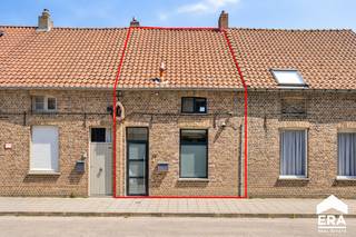 <p>Op zoek naar een woning waar u meteen kunt intrekken, zonder zorgen om bijkomende werken? Deze verzorgde woning ligt op een riant perceel van 343 m², midden in het centrum van Sint-Andries — een absolute toplocatie, op wandelafstand van park De Koude Keuken, winkels, scholen en openbaar vervoer.</p><p><strong>Volledig instapklaar, geen verborgen kosten</strong></p><p>Van de recent vernieuwde kookvuur in de volledig uitgeruste keuken tot de conforme elektrische installatie en het asbestveilig attest: hier wacht u geen enkele bijkomende investering. Dankzij het gunstige EPC-label B (189 kWh/m²jaar) geniet u bovendien meteen van een energiezuinige woning.</p><p><strong>Ruimte, licht en groen</strong></p><p>Een inkomhal leidt naar de lichtrijke leefruimte met zicht op de diepe, groene tuin. Gelijkvloers is er ook al een volledige badkamer met bad én douche. Boven bevinden zich twee volwaardige slaapkamers, een bureau (eenvoudig als derde slaapkamer in te richten) en een apart toilet. Via de vaste trap bereikt u nog een zolderverdieping als hobbyruimte of extra opbergplek. Buiten wacht een uitzonderlijk diepe, private tuin met twee terrassen en een tuinhuis.</p><p><strong>Troeven op een rij:</strong></p><ul><li>Topligging in het centrum van Sint-Andries</li><li>Volledig instapklaar — geen directe kosten</li><li>Perceel van 343 m² met diepe, groene tuin en veel privacy</li><li>EPC-label B (189 kWh/m²jaar)</li><li>Conforme elektrische installatie</li><li>Asbestveilige woning</li></ul><p>Kom zelf een kijkje nemen! Wij verwelkomen u graag!</p>