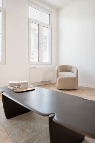 Gelegen in een rustige straat vlakbij het bruisende centrum van Antwerpen, vindt u dit prachtig gerenoveerde duplex-appartement in een...