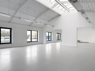 Bent u op zoek naar een functionele en strategisch gelegen bedrijfsruimte? <br />Dan is dit volledig gerenoveerd industrieel pand op de grens met Schelle en Aartselaar ideaal als activiteits- en/of opslagruimte. <br />Dankzij de uitstekende ligging vlakbij de A12 geniet u van een vlotte verbinding tussen Brussel en Antwerpen, perfect voor ondernemers die mobiliteit en bereikbaarheid belangrijk vinden.<br />De opsplitsbare units zijn voorzien van vloerverwarming, wat zorgt voor een aangenaam werkklimaat. Daarnaast beschikt het gebouw over een goederenlift, waardoor het laden en het lossen van goederen efficiënt verloopt.<br />Naast de eigen ruimte kan u gebruikmaken van verschillende gemeenschappelijke faciliteiten, zoals een vergaderruimte, een gezellige refter met uitgeruste keuken en een ruim dakterras om even te ontspannen.<br />Een extra troef is de aanwezigheid van een conciërge in het gebouw, die zorgt voor een vlotte werking en extra gemak.<br />LET OP: Deze units zijn NIET bestemd voor kantoorruimtes.<br />Prijs: € 130 (gelijkvloers) of € 120 (eerste verdieping)/m²/jaar (exclusief 21% BTW) + € 15/m²/jaar servicekosten (exclusief 21% BTW).<br />Een parking op 100 meter van het gebouw is verplicht mee te huren aan € 50/maand (exclusief 21% BTW).<br /><br />Op de website kan u onder "Documenten" enkele opties bekijken hoe de units eventueel kunnen worden ingedeeld.<br />Uiteraard kunnen hieraan in samenspraak met de eigenaar wijzigingen worden aangebracht.<br /><br />Neemt u gerust contact op met ons kantoor om een plaatsbezoek in te plannen!