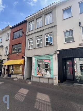 Deze heel goed onderhouden en momenteel verhuurde opbrengsteigendom vinden we in hartje centrum Zottegem op commerciële ligging. Op het...