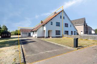 TE RENOVEREN HALFOPEN GEZINSWONING MET 4 SLAAPKAMERS, VEEL BERGRUIMTE EN RUIME GARAGE OP 7A93CA TE HOUTHALEN-OOST!We vinden deze karaktervolle, ruime...