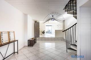 Geen zin om totale renovatiewerken uit te voeren? Dan is deze gezellige woning écht iets voor jou. Deze woning kan je helemaal naar jouw smaak inrichten, zonder grote verbouwingen.<br /><br />Met haar gunstige ligging woon je op korte afstand van het centrum, winkels, scholen, openbaar vervoer, belangrijke in- en uitvalswegen en natuur.<br /><br />Bij het binnenkomen word je verwelkomd in een praktische inkomhal die je meteen naar de leefruimte leidt. De woonkamer en de geïnstalleerde keuken vloeien naadloos in elkaar over, waardoor je geniet van een open en huiselijke sfeer. Dankzij het grote schuifraam naar de zuidgerichte tuin baadt de leefruimte in natuurlijk licht – een troef voor wie houdt van helderheid en ruimtegevoel. Op het gelijkvloers vind je ook de badkamer, uitgerust met bad, lavabo en toilet – handig en comfortabel.<br /><br />Op de eerste verdieping bevinden zich twee volwaardige, verwarmde kamers die je volledig naar wens kan inrichten.<br /><br />De onderhoudsvriendelijke stadstuin is perfect georiënteerd op het zuiden en vormt een ideale plek om in de zomer urenlang te ontspannen. Achteraan de tuin is er een praktisch opberghok voorzien – ideaal voor tuinmateriaal of extra opslag.<br /><br />EPC label C - geen renovatieplicht / Recent geïsoleerde achtergevel / Dubbel glas / CV op aardgas - verwarming voorzien in de gehele woning / Elektriciteit conform / Beperkt KI: € 267... … Mogelijkheid tot aankoop aan 2 % verkooprechten met extra rechtenvermindering van 1.867,00 EURO.<br /><br />Ideaal als starterswoning of voor jonge gezinnen. Dankzij de goede ligging en het sterke verhuurpotentieel is de woning ook interessant als investering.<br /><br />Plan vandaag nog je bezoek en laat je ter plaatse overtuigen.