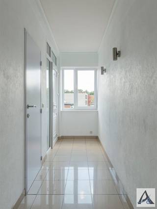 <h3><span>Ruim en lichtrijk 3-slaapkamerappartement in het hart van Genk</span></h3><p><span>Bent u op zoek naar een ruim en gezellig appartement op een toplocatie? Dan is dit prachtige appartement op de 3de verdieping, gelegen in het centrum van Genk, beslist een bezoek waard.</span></p><p><span>Dankzij de uitstekende ligging geniet u van alle voorzieningen op wandelafstand, zoals winkels, horeca, openbaar vervoer en ontspanningsmogelijkheden. Bovendien biedt het appartement een mooi uitzicht op de kerk, wat zorgt voor een aangename en unieke woonbeleving in het stadscentrum.</span></p><p><span>Het appartement beschikt over drie volwaardige slaapkamers en een ruime leefruimte met veel natuurlijke lichtinval. De grote raampartijen zorgen voor een open en aangename sfeer. Verder vindt u een uitgeruste badkamer met douche, een apart gastentoilet en een ruime berging die extra comfort en praktische opbergruimte biedt.</span></p><p><span>Het appartement beschikt over een ondergrondse autostaanplaats en een privatieve kelderberging.</span></p><h3><span>Troeven van dit appartement:</span></h3><p><span>Centrale ligging in het hart van Genk<br />Prachtig uitzicht op de kerk<br />3 ruime slaapkamers<br />Gelegen op de 3de verdieping<br />Zeer veel natuurlijke lichtinval<br />Gezellige en ruime leefruimte<br />Badkamer met douche<br />Apart toilet<br />Ruime berging in het appartement<br />Ondergrondse autostaanplaats<br />Privatieve kelderberging<br />Winkels, restaurants en openbaar vervoer op wandelafstand</span></p><p><span>Een ideaal appartement voor wie comfortabel wil wonen met alle voordelen van het stadscentrum binnen handbereik. </span></p><p><span>Contacteer ons vandaag nog voor een bezoek!<br /><br /></span></p>