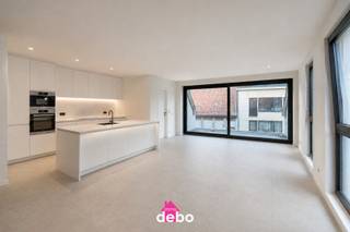 6% btw mogelijk, op een perfecte ligging in het centrum van Ardooie...<br /><br />Dit duplex appartement bevindt zich op de tweede en derde verdieping en heeft een oppervlakte van 137m2.<br />De indeling is als volgt:<br />tweede verdieping:<br />Een inkomhal met apart toilet<br />Ruime woonkamer met een open keuken met eiland<br />2 bergings<br />1 slaapkamer<br />2 terrassen<br />Via een vaste trap naar de derde verdieping:<br />2 ruime slaapkamers<br />badkamer<br /><br />Troeven van dit appartement:<br />- Het appartement wordt voorzien van vloerverwarming met warmtepomp.<br />- Zeer energiezuinig met zonnepanelen<br />- Zeer lichtrijk met aangenaam terras<br />- Centraal gelegen<br />- 3 ruime slaapkamers<br /><br />Het appartement beschikt trouwens ook over een individuele buitenberging en gemeenschappelijke fietsenberging.<br />Interesse in dit uniek project op centrale ligging? Neem dan zeker contact op.