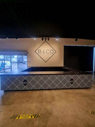 Ontdek deze ruime en moderne handelsruimte langs de Brugsesteenweg in Kortrijk, met een bruikbare oppervlakte van 840m² en gelegen op een perceel van 1.827m². Deze eigentijdse handelsruimte biedt een vloeiende indeling die perfect is voor een verscheidenheid aan commerciële activiteiten. De grote open ruimtes zijn ideaal voor zowel detailhandel als showroom. De gevel met grote ramen zorgt voor veel natuurlijk licht, wat bijdraagt aan een aangename winkelervaring voor uw klanten. Het pand is voorzien van een grote toegangspoort langs de achterkant, wat extra gemak biedt voor personeel en leveringen. Met zijn ruime parkeergelegenheid, is het eenvoudig toegankelijk voor bezoekers. Het interieur is stijlvol en functioneel ingericht, met veelzijdige verkoopruimtes, een ontvangstruimte en opslagfaciliteiten. De locatie, bekend om zijn zichtbaarheid en drukbezochte omgeving, biedt uitstekende zichtbaarheid en verkeer, wat uw zakelijke succes ten goede zal komen. Dit is een unieke kans om uw zakelijke ambities waar te maken in een dynamische en groeiende omgeving. Mis deze kans niet om uw onderneming naar een hoger niveau te tillen met deze uitzonderlijke handelsruimte. Neem vandaag nog contact op voor meer informatie of een bezichtiging via 056 96 08 00 of via info@property-vastgoed.be