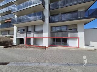 <p><span>Appartement de 2 chambres au rez-de-chaussée avec un emplacement stratégique près du centre de Louvain et d'Imec.<br />Il y a un bel espace de vie lumineux, suffisamment spacieux pour un salon et une salle à manger.<br />La cuisine est équipée de placards et d'appareils.<br />Il y a 2 chambres. Toutes les fenêtres sont équipées de volets.<br />La salle de bain dispose d'un lavabo double/simple, d'une baignoire, d'une douche et d'un chauffage de serviettes.</span></p><p><span>CAVE, RANGEMENT, GRENIER & PARKING :</span><span> <br />À côté de la cuisine, il y a un espace de rangement avec une buanderie et un espace de rangement supplémentaire. (congélateur?)<br />Il y a également une cave et une place de stationnement pour la voiture incluses dans le loyer.<br /></span><span>Un accès à un grenier avec un espace de rangement supplémentaire se fait par un escalier fixe/huisserie.<br />Stationnement dans la rue ? Gratuit?</span></p><p><span>DIVERS :</span><span> <br />Disponible à partir de ………………….. pour une durée longue ou courte.<br />Cet appartement est </span><span>non</span><span> meublé.<br />Les charges communes s'élèvent à ……€ par mois.<br />Ces charges comprennent un acompte pour la consommation d'eau chaude, le chauffage et l'eau froide.<br />Toute consommation d'énergie/eau est à la charge du locataire.<br /></span><span>Notification des dispositifs économes en énergie : panneaux solaires, pompe à chaleur, chaudière à haut rendement, isolation, améliorations récentes.</span><span><br /><br />Intéressé ? Demandez votre visite via notre site web.</span></p><p><span> </span></p>