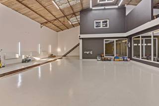 Gerenoveerd bedrijfsgebouw met enerzijds werkplaats/garage/magazijn toegankelijk via sectionale poort (5x4m), voorzien van een smeerput,...