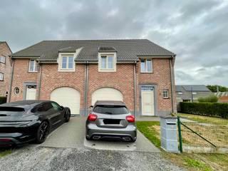 <p>Deze verzorgde en kwalitatief afgewerkte woning is rustig gelegen in een recente verkaveling en combineert een aangename woonomgeving met een praktische indeling en hedendaags wooncomfort.</p><p></p><p>De woning beschikt over een inkomhal met gastentoilet, die toegang geeft tot de ruime en lichtrijke leefruimte. Aansluitend bevindt zich de ingerichte keuken.</p><p>Op de eerste verdieping bevinden zich drie ruime slaapkamers, elk voorzien van een internetaansluiting en afgewerkt met een onderhoudsvriendelijke laminaatvloer. Daarnaast is er een praktische berging/wasplaats.</p><p>De woning beschikt bovendien over een geïsoleerde zolder, ideaal als extra bergruimte.</p><p>Een absolute troef is de aangename buitenruimte: vanuit de leefruimte en keuken is er rechtstreeks toegang tot het zonnige terras en de mooi aangelegde tuin, waar het heerlijk genieten is van rust en privacy.</p><p>De woning beschikt tevens over een garage, wat zorgt voor extra comfort en praktische opbergruimte.</p><p></p><p>Een ideale gezinswoning voor wie op zoek is naar comfort, ruimte en een aangename woonomgeving.</p><p></p><p>Huurprijs: 1250€/maand</p><p>Beschikbaar per 01/12/2026.</p><p></p><p>Interesse in deze woning? Een bezoek kan uitsluitend worden aangevraagd via onze website: www.vastgoeddevos.be/te-huur. Selecteer het pand en klik vervolgens op "Maak een afspraak".</p>