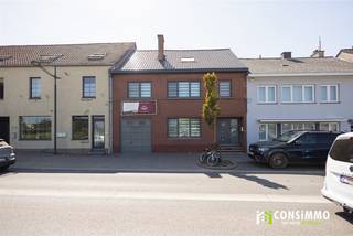 Bent u op zoek naar een instapklare woning waar ruimte en comfort centraal staan? Deze gerenoveerde woning aan de Munsterbilzenstraat 25 in Bilzen verrast met een bewoonbare oppervlakte van maar liefst 250 m², zes slaapkamers en een polyvalente ruimte op het gelijkvloers. Dankzij het gunstige EPC-label B, de praktische inpandige garage en de onderhoudsvriendelijke buitenruimte is dit een ideale woning voor wie royaal wil wonen zonder het onderhoud van een grote tuin.<br /><br /><u><strong>Indeling</strong></u><br />Via de inkomhal betreden we de woning en bereiken we de gezellige woonkamer en aansluitende keuken. Op het gelijkvloers bevindt zich bovendien een extra kamer die volledig naar eigen behoefte kan worden ingevuld. Deze polyvalente ruimte is bijvoorbeeld ideaal als bureau, praktijkruimte, hobbykamer, speelkamer of gelijkvloerse slaapkamer.<br /><br />Verder beschikt het gelijkvloers over een praktische wasplaats, een afzonderlijk toilet en een ruime inpandige garage met automatische poort. Dankzij de extra hoogte is de garage eveneens geschikt voor grotere voertuigen.<br /><br />Achteraan bevindt zich een aangename en onderhoudsvriendelijke buitenkoer. Deze is mooi ingesloten, waardoor u geniet van veel privacy en rust. Een ideale buitenruimte om gezellig te tafelen of te ontspannen, zonder het onderhoud dat een grote tuin met zich meebrengt. Wie bewust geen tuin wenst, maar toch waarde hecht aan een eigen, private buitenruimte, vindt hier dan ook een mooie combinatie. Een bijkomende buitenberging/tuinhuis zorgt voor extra praktische opslagruimte.<br /><br />Op de eerste verdieping treffen we maar liefst vier ruime slaapkamers en een badkamer uitgerust met douche en toilet.<br /><br />Ook de zolderverdieping werd optimaal benut en biedt nog eens twee slaapkamers. Met in totaal zes slaapkamers én een polyvalente ruimte op het gelijkvloers beschikt deze woning over bijzonder veel mogelijkheden voor grotere of samengestelde gezinnen, thuiswerk of hobby's.<br /><br /><u><strong>Technische informatie</strong></u><br />De woning werd gerenoveerd en is instapklaar. Met een gunstig EPC-label B geniet u bovendien van een energiezuinige woning zonder renovatieverplichting. De ramen zijn uitgevoerd in pvc-profielen met dubbele beglazing en zijn deels voorzien van rolluiken. De verwarming gebeurt op aardgas. Met een bewoonbare oppervlakte van maar liefst 250 m² biedt de woning uitzonderlijk veel binnenruimte, gecombineerd met een praktische en onderhoudsvriendelijke buitenruimte.<br /><br /><u><strong>Buurtinformatie</strong></u><br />De woning geniet van een strategische ligging in Munsterbilzen, in een aangename woonomgeving en met een uitstekende bereikbaarheid. Het dorpscentrum van Munsterbilzen bevindt zich op wandel- en fietsafstand, terwijl ook het centrum van Bilzen vlot bereikbaar is. Winkels, scholen, openbaar vervoer en andere dagelijkse voorzieningen bevinden zich hierdoor steeds binnen handbereik.<br /><br />Voor natuurliefhebbers vormt het nabijgelegen Munsterbos een mooie meerwaarde, met tal van mogelijkheden om te wandelen, fietsen en ontspannen in het groen. Tegelijkertijd geniet u dankzij de gunstige ligging en nabijgelegen verbindingswegen van een vlotte bereikbaarheid richting onder meer Genk, Zutendaal, Hoeselt, Lanaken en Maastricht. Ook de E313 en E314 zijn vlot bereikbaar.<br /><br />Naast de inpandige garage is er in de directe omgeving voldoende parkeergelegenheid aanwezig, wat bijzonder praktisch is voor bezoekers en gezinnen met meerdere wagens.<br /><br />Een interessante combinatie van rustig wonen, veel ruimte, dagelijkse voorzieningen en een uitstekende bereikbaarheid.<br /><br />Bent u op zoek naar een instapklare en bijzonder ruime gezinswoning met 6 slaapkamers op een strategische locatie in Bilzen? Contacteer ons via T:089 69 30 01 of info@consimmo.be voor meer informatie of een bezoek ter plaatse. Bekijk ook de virtuele tour op onze website www.consimmo.be.