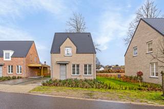 <span>Nieuwbouw (2023) gezinswoning nabij centrum Dessel</span><br /><span>E-peil 16 | 3 slaapkamers | 457 m² perceel</span><br /><span><br />Deze energiezuinige gezinswoning werd gebouwd in 2023 en wordt verhuurd verkocht. De huidige huurprijs bedraagt €1200/maand.<br /><br />Meer info: 014/70.73.72 of info@dilegno.immo<br /><br />We betreden de woning langs de inkomhal die toegang geeft tot de leefruimte en een apart gastentoilet met handenwasser.</span><br /><span>De lichtrijke leefruimte omvat woonkamer, eetkamer en keuken, dewelke voorzien is van inductiekookplaat, dampkap, ijskast, vaatwasser en combi-oven. Naast de keuken vinden we de berging/wasplaats.</span><br /><span><br />De verdieping bestaat uit 3 slaapkamers, nachthal en badkamer, uitgerust met inloopdouche, bad, toilet en enkele wastafel in meubel.</span><br /><span>Via de vlizo-trap in de nachthal komen we nog op de zeer ruime zolder.<br /><br />De oprit en het terras werden reeds aangelegd.<br />Tenslotte zorgen de 10 zonnepanelen op het zuid georienteerde dak voor een erg laag energiefactuur.</span>