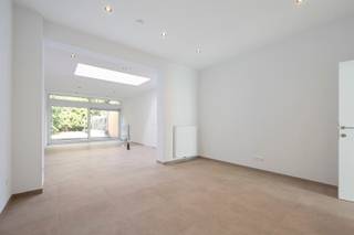 Deze verzorgde woning in Sint-Niklaas heeft een bewoonbare oppervlakte van 138 m² en is gelegen op een perceel van 143 m².De woning beschikt over een lichtrijke leefruimte met grote ramen en dakramen, waardoor er veel natuurlijk licht binnenvalt. Een volledig geïnstalleerde keuken wordt ook nog geplaatst.De open indeling zorgt voor een aangenaam ruimtelijk gevoel.Verder zijn er 2 ruime slaapkamers en een moderne badkamer met inloopdouche, wastafelmeubel en apart toilet.Daarnaast beschikt de woning over een praktische voorplaats en een open keuken met aansluiting naar de tuin. De buitenruimte biedt voldoende privacy en ruimte om gezellig buiten te zitten.Een comfortabele en praktisch ingedeelde woning met een moderne uitstraling, ideaal voor wie op zoek is naar een instapklare thuis in Sint-Niklaas.