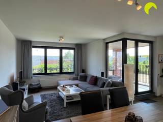 <p><span>Landelijk gelegen, maar toch vlakbij alle belangrijke invalswegen en scholen, vinden we dit luxueus afgewerkt appartement.</span></p><p><span>Er is veel aandacht besteed aan alle moderne technieken inzake wooncomfort en energie.</span></p><p><span>Zo is het appartement uitgerust met een autolift en een regenput voor het doorspoelen van de toiletten.</span></p><p><span> </span></p><p><span>Indeling:</span></p><p><span>We nemen de trap of lift naar de eerste verdieping en komen binnen in het appartement via de inkomhal. Achteraan vinden we de lichtrijke woonkamer met zicht op groen. </span></p><p><span>De open keuken is ingericht met alle nodige toestellen: een koelkast, diepvriezer, combi-oven, inductie kookplaat, dampkap en vaatwasser.</span></p><p><span>Aansluitend is er een handige berging met aansluiting voor wasmachine en condentie-droogkast.</span></p><p><span>De badkamer is voorzien van een ruime inloopdouche en een dubbel lavabomeubel met spiegelkast. Het toilet is apart en met handenwasser.</span></p><p><span>Verder zijn er nog 2 slaapkamers op laminaat (11 m² en 14 m²).</span></p><p><span>Het zuid-georiënteerde terras (9 m²) is toegankelijk vanuit de woonkamer en geeft uit op de tuin.</span></p><p><span> </span></p><p><span>Bij het appartement is er nog een verplicht bij aan te huren ondergrondse auto-staanplaats voor €50, bereikbaar met autolift.</span></p><p><span>Daarnaast is er ook een privatieve kelderberging met stopcontact ter beschikking.</span></p><p><span> </span></p><p><span>Ten slotte is er op verdieping -1 nog een handige vuilnisberging voorzien en gemeenschappelijke stalplaats voor fietsen.</span></p><p><span> </span></p><p><span>Nuttige informatie:</span></p><ul><li><span>Beschikbaarheid: 01/09/2026</span></li><li><span>Gemeenschappelijke lasten: €85 (incl. onderhoud gemene delen en lift, poetsen traphal, onderhoud voor- en achtertuin)</span></li><li><span>Huurwaarborg: 3 maanden</span></li><li><span>Plaatsbeschrijving: €225 per partij</span></li><li><span>EPC label A</span></li><li><span>Autostaanplaats voor €50</span></li></ul><p><span> </span></p><p><span>Boek nu zelf ONLINE uw afspraak in. Surf naar het betreffende eigendom op onze website <span>www.habicom.be</span></span><span> en klik op de roze knop </span><span>'PLAN EEN BEZOEK'</span><span>. <br />Kies het moment dat u het beste uitkomt, vul de gevraagde contactgegevens in en klik nadien op verzenden om te bevestigen.</span></p><p><span> </span></p><p><span> </span></p>