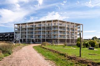 <p><strong>Residentie Tamboer – uw eigen ritme, midden in Turnhout</strong></p>
<p>De ochtend beginnen met een koffie op uw terras, terwijl de stad langzaam ontwaakt. Thuiskomen in een licht appartement, waar alles klaarstaat voor uw volgende hoofdstuk. In Residentie Tamboer hoeft u dat niet bij plannen te laten: dit appartement is volledig afgewerkt en klaar voor bewoning. U kunt meteen verhuizen.</p>
<p>Met 92 m² bewoonbare oppervlakte en een terras van 20 m² vindt u hier een aangename balans tussen ruimte, comfort en buitenleven. Het weidse zicht over de omgeving geeft uw dagelijkse koffiemoment nét dat beetje extra.</p>
<p>In de inkomhal is plaats voor een vestiaire. Via een glazen deur komt u in de open leefruimte, waar de zithoek, eetruimte en volledig uitgeruste keuken samen het hart van uw woning vormen. Hier kookt u terwijl uw gasten nog aan tafel zitten, of geniet u van een rustige avond in de zetel. Ook voor een aangename bureauhoek is ruimte voorzien. Het grote schuifraam verbindt de leefruimte met het terras en laat het daglicht royaal binnen.</p>
<p>De twee slaapkamers liggen aan de achterzijde en kijken uit over de binnentuin. De badkamer biedt een ruime inloopdouche en dubbele wastafel. Het aparte toilet bevindt zich op de nachthal.</p>
<p><strong>Comfortabel wonen, zuinig leven</strong></p>
<p>De appartementen in Residentie Tamboer zijn BEN: bijna-energieneutraal, met een E-peil van maximaal E30. Een eigen warmtepomp en vloerverwarming zorgen voor aangenaam wooncomfort en een zeer energiezuinige woning. Zo kiest u voor comfort vandaag én een beperkt energieverbruik op lange termijn.</p>
<p><strong>Groot in mogelijkheden, aangenaam in schaal</strong></p>
<p>Eigentijdse architectuur, warme materialen en groene gevels geven Residentie Tamboer een herkenbaar karakter. Het project is opgedeeld in compartimenten, elk met een eigen trap en lift. Zo geniet u van de mogelijkheden van een grotere residentie, terwijl u de gemeenschappelijke delen met slechts een beperkt aantal andere appartementen deelt.</p>
<p>Uw fiets vindt een plaats in de ruime fietsenstalling op het gelijkvloers. Uw wagen parkeert u in de afgesloten parkeerkelder.</p>
<p>De vraagprijs van dit appartement bedraagt € 315.400 exclusief kosten. Parkeerplaatsen zijn verkrijgbaar vanaf € 20.900 en bergingen vanaf € 4.500. Inclusief btw, registratierechten, notariskosten, aansluitingskosten nutsvoorzieningen, één parkeerplaats en één berging bedraagt de totale aankoopprijs circa € 417.000.</p>
<p>Achter Residentie Tamboer staat DC Belgium, een ervaren Belgische projectontwikkelaar met aandacht voor woonkwaliteit en groen.</p>
<p><strong>Kom kijken, voel de ruimte en ontdek hoe snel dit uw nieuwe thuis kan zijn.</strong></p>